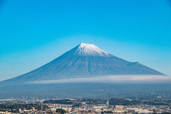 富士山「白頭」終於出現。（翻攝X@Fujishi_jp）