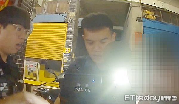 ▲桃園警分局小檜溪派出所員警昨天深夜攔查違規轎車，跨區圍捕拒檢逃逸轎車徐姓乘客到案。（圖／記者沈繼昌翻攝）