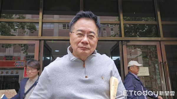 ▲▼侯友宜競選總統辦公室執行長金溥聰（黑色上衣藍色牛仔褲）告前立委蔡正元（灰色立領上衣）求償600萬元，雙方6日到台北地院出庭針鋒相對。（圖／記者黃哲民攝）