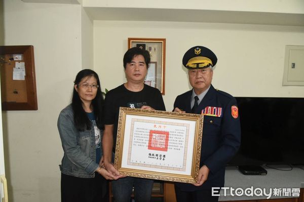 ▲▼             基隆八堵分駐所24歲警員蘇昱鴻值班時被撞死，基隆局長頒發總統褒揚令。（圖／記者郭世賢翻攝）