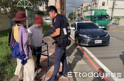 桃園86歲嬤外出晨運迷途　暖警靠助行器一張紙...貼心送她返家