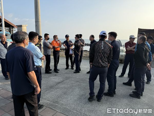 ▲東港警分局長高至正帶員警南州代天府參拜             。（圖／記者陳崑福翻攝）