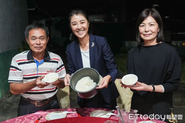 ▲草屯鎮農民李啟元獲稻米達人選拔全國冠軍，許淑華縣長贈匾祝賀。（圖／南投縣政府提供，下同）