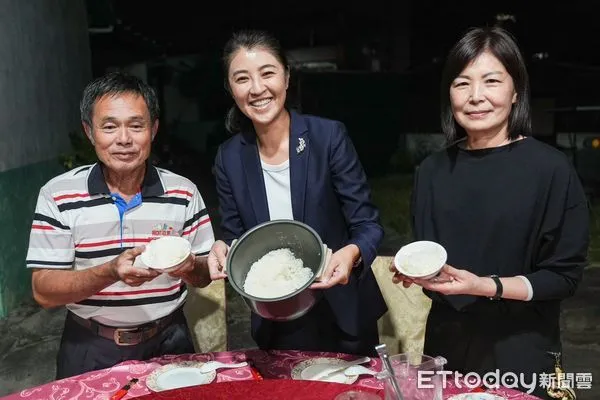 ▲草屯鎮農民李啟元獲稻米達人選拔全國冠軍，許淑華縣長贈匾祝賀。（圖／南投縣政府提供，下同）