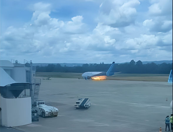 ▲▼印尼特里加納航空的飛機5日在仙谷國際機場著火，機上乘客驚慌跳機逃生。（圖／翻攝自X）