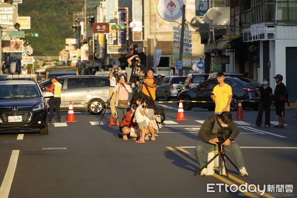 ▲南投市民族路封街，供民眾盡情欣賞懸日美景。（圖／南投市公所提供）