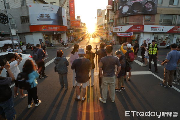 ▲南投市民族路封街，供民眾盡情欣賞懸日美景。（圖／南投市公所提供）