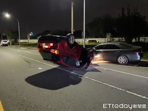 ▲▼高雄晚間車禍，駕駛一路左偏，撞上女騎士以後，又撞了停放在路邊的車輛。（圖／記者吳奕靖翻攝）