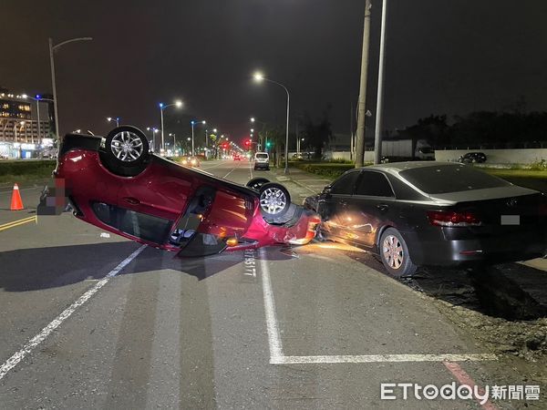 ▲▼高雄晚間車禍，駕駛一路左偏，撞上女騎士以後，又撞了停放在路邊的車輛。（圖／記者吳奕靖翻攝）