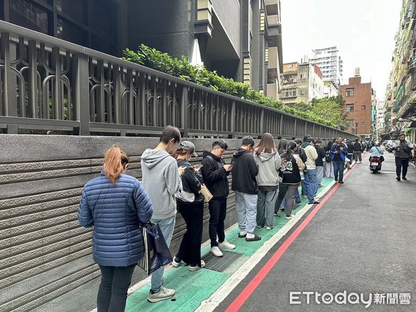 ▲▼八曜和茶「新北三重台北橋店」開幕人潮。（圖／記者蕭筠攝）