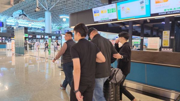 ▲▼       美國籍男遭驅逐出境      。（圖／桃園機場記者協會提供）