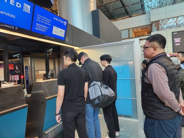 ▲▼       美國籍男遭驅逐出境      。（圖／桃園機場記者協會提供）