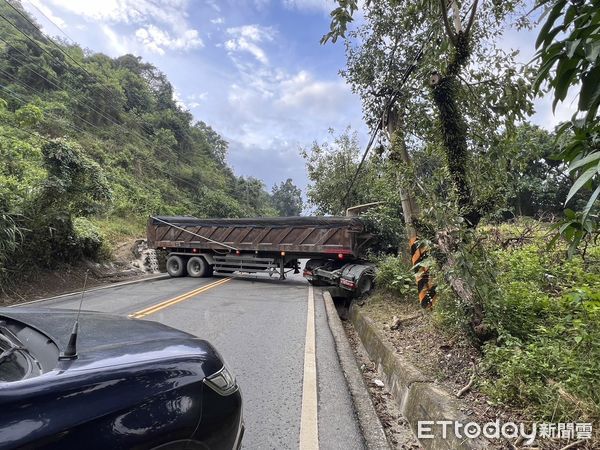 ▲台南南化區台20線47.5k（南化區南化隧道前），因砂石車迴轉不慎，致該砂石車卡於溝渠無法動彈，導致雙向無法通行，駕駛人提早改道。（圖／民眾提供，下同）