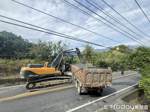 ▲台南南化區台20線47.5k（南化區南化隧道前），因砂石車迴轉不慎，致該砂石車卡於溝渠無法動彈，導致雙向無法通行，駕駛人提早改道。（圖／民眾提供，下同）