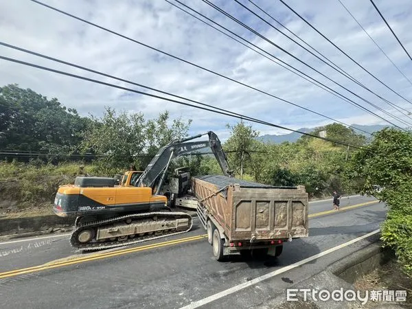 ▲台南南化區台20線47.5k（南化區南化隧道前），因砂石車迴轉不慎，致該砂石車卡於溝渠無法動彈，導致雙向無法通行，駕駛人提早改道。（圖／民眾提供，下同）