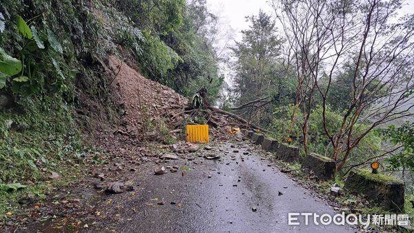 ▲▼福山植物園聯外道路5公里處上邊坡嚴重坍方，交通阻斷。（圖／記者游芳男翻攝，下同）