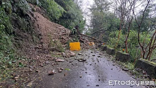 ▲▼福山植物園聯外道路5公里處上邊坡嚴重坍方，交通阻斷。（圖／記者游芳男翻攝，下同）