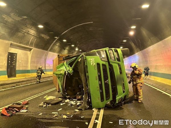 ▲國道3號碧潭隧道貨櫃車自撞翻覆。（圖／記者陸運陞翻攝，下同）