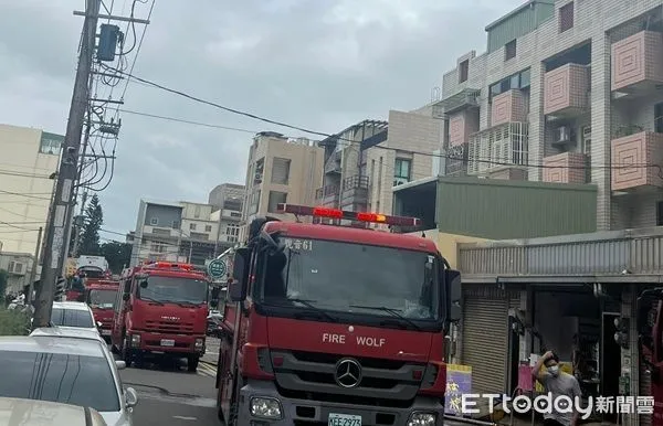 ▲觀音區透天民宅發生火警，消防隊前往搶救。（圖／記者楊熾興翻攝）