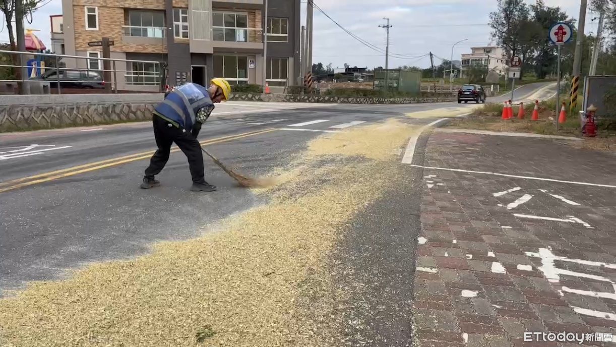 金門貨車上下坡一跳…後斗「高粱粒掉滿地」！　警方重罰1萬8