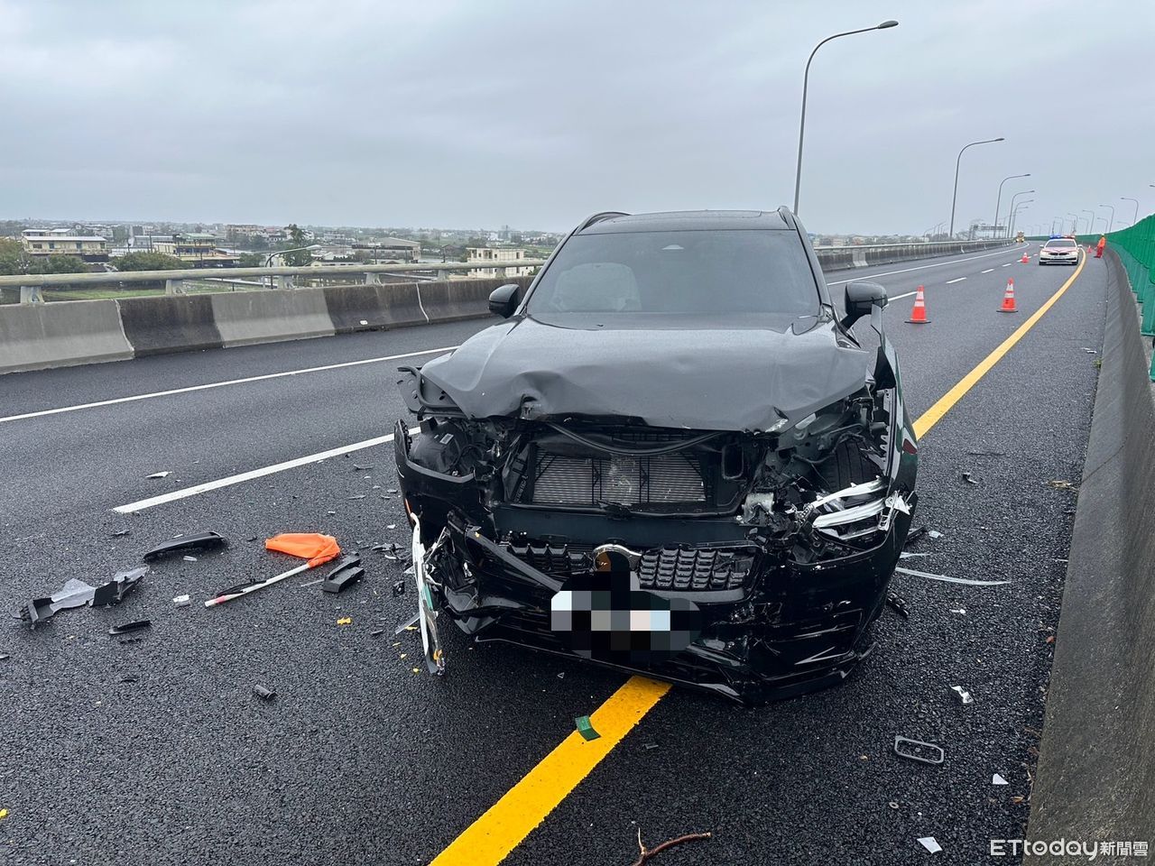 國5瑞典坦克猛撞緩撞車！疑開輔助駕駛釀禍　車頭全爛畫面曝