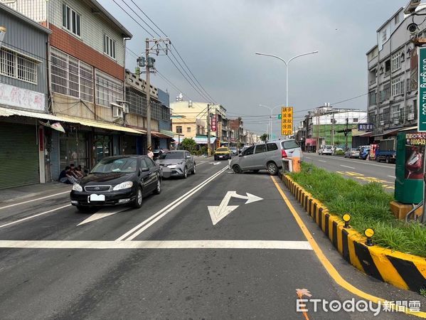 ▲自小客車衝上中央分割島           。（圖／記者陳崑福翻攝）