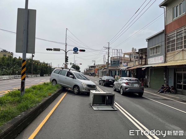 ▲自小客車衝上中央分割島           。（圖／記者陳崑福翻攝）