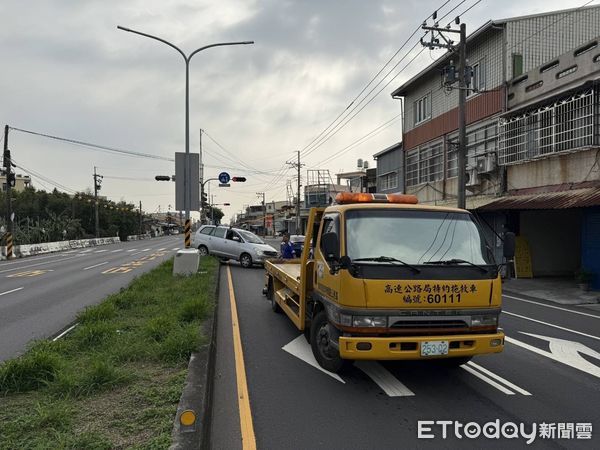 ▲自小客車衝上中央分割島           。（圖／記者陳崑福翻攝）