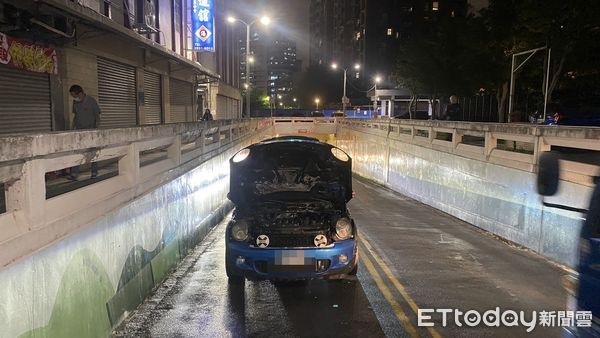 ▲▼北投驚傳「火燒車」濃煙猛竄！消防到場急撲救。（圖／記者邱中岳翻攝）