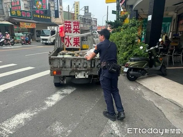 ▲內埔警分局員警協助推車到安全處所             。（圖／記者陳崑福翻攝）