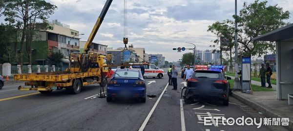 ▲▼高雄醉男開車撞警車。（圖／記者許宥孺翻攝）