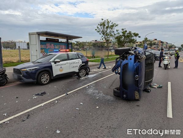 ▲▼高雄醉男開車撞警車。（圖／記者許宥孺翻攝）