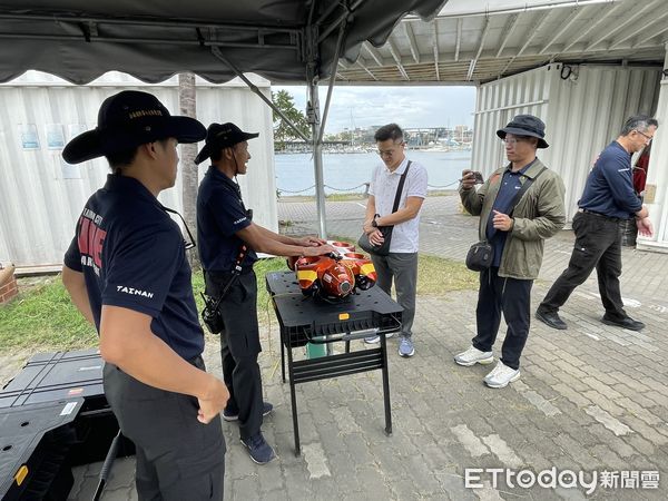 ▲金門縣消防局秘書陳叁奇、高雄市消防局組長董柏維，聯合率隊至台南市消防局參訪水下機器人救災作為及高壓細水霧救助皮卡車救災利器，藉由南消實務運用互相交流寶貴救災經驗。（圖／記者林東良翻攝，下同）