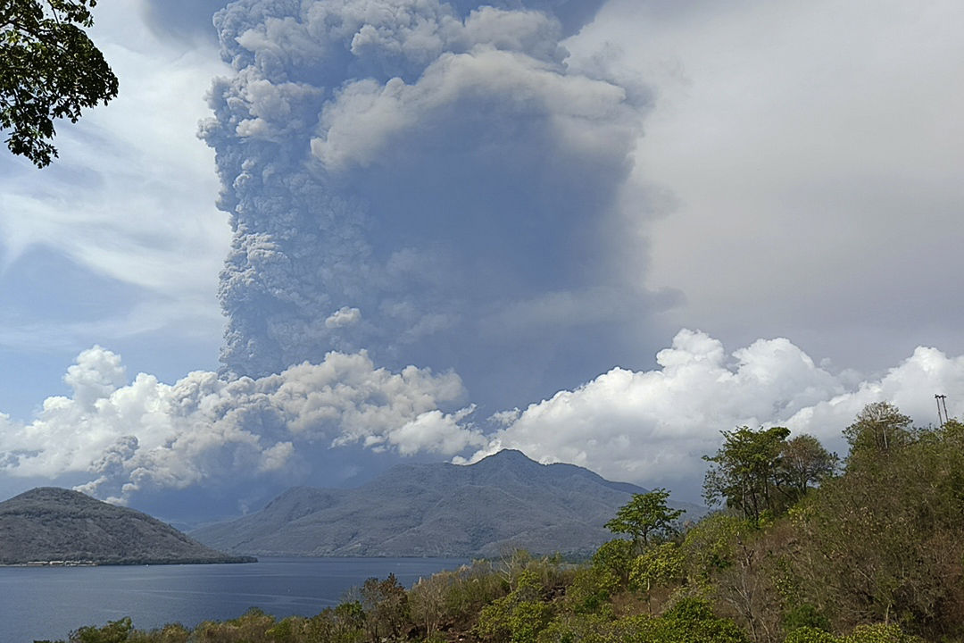 ▲▼印尼弗洛勒斯島東部的「勒沃托比火山」9日上午再度大規模火山爆發。（圖／達志影像／美聯社）