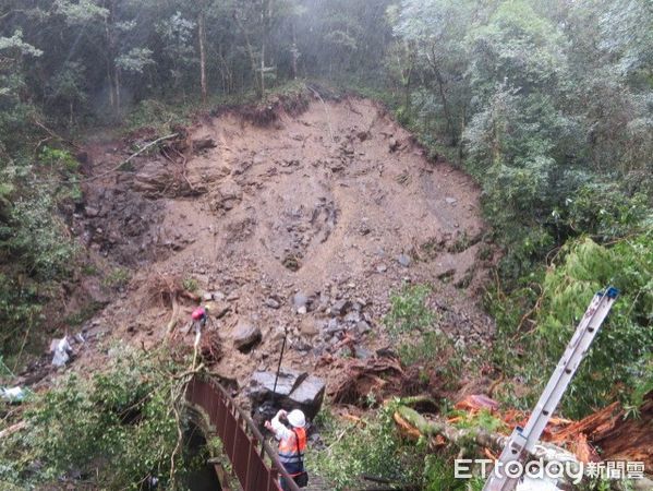 ▲▼拉拉山國家森林遊樂區巨木步道封閉（圖／記者沈繼昌翻攝）