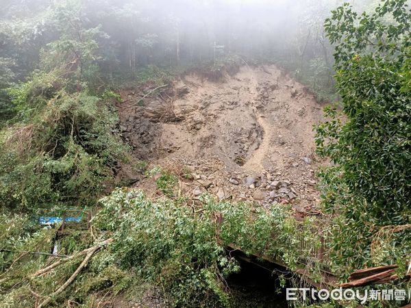 ▲▼拉拉山國家森林遊樂區巨木步道封閉（圖／記者沈繼昌翻攝）