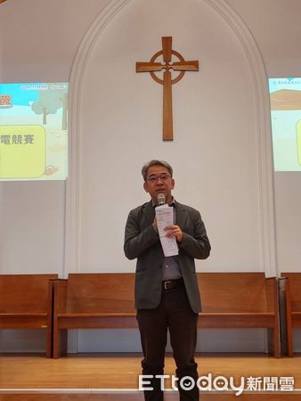 ▲「2024文資小學堂」線上電競賽，在台南東門教會伊莉莎白紀念禮拜堂舉辦頒獎典禮，並現場舉辦魔王賽，邀請獲獎者與長官貴賓一起組隊對抗魔王，留下在教堂打Game的特殊記憶。（圖／記者林東良翻攝，下同）