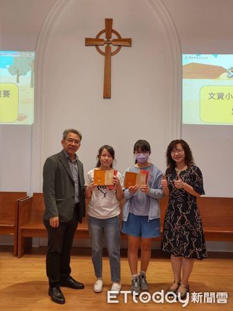 ▲「2024文資小學堂」線上電競賽，在台南東門教會伊莉莎白紀念禮拜堂舉辦頒獎典禮，並現場舉辦魔王賽，邀請獲獎者與長官貴賓一起組隊對抗魔王，留下在教堂打Game的特殊記憶。（圖／記者林東良翻攝，下同）