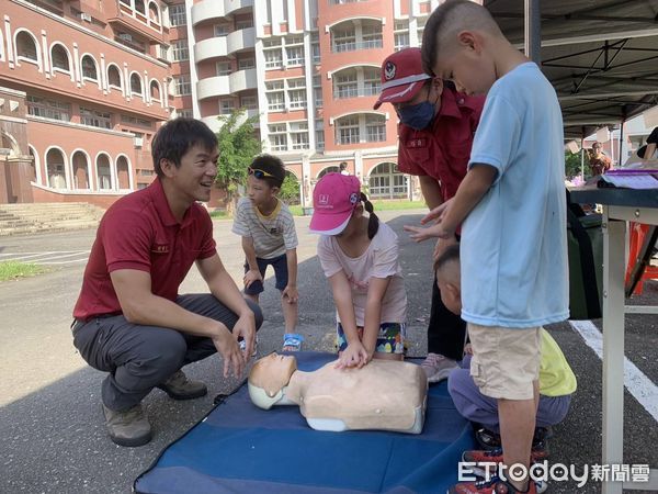 ▲台南曾文區社會福利中心於9日舉辦「攜手家庭，與愛同行--幸福草地野餐派對」，麻豆分隊在現場設置防火宣導攤位，針對居家電器及廚房火災的預防措施進行說明。（圖／記者林東良翻攝，下同）