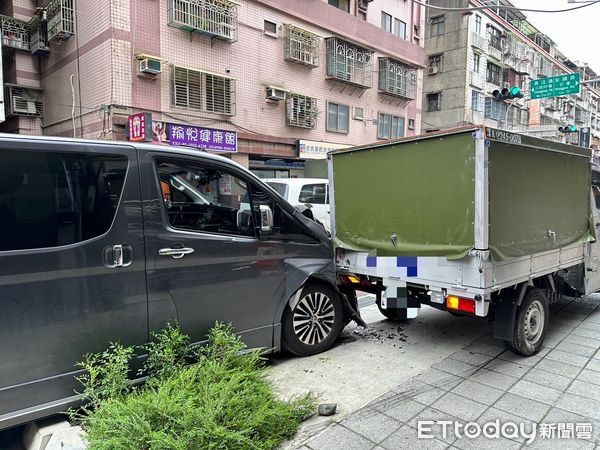 ▲▼施女開車返家途中身體不適，未注意車前狀況追撞路邊小貨車。（圖／記者陸運陞翻攝）