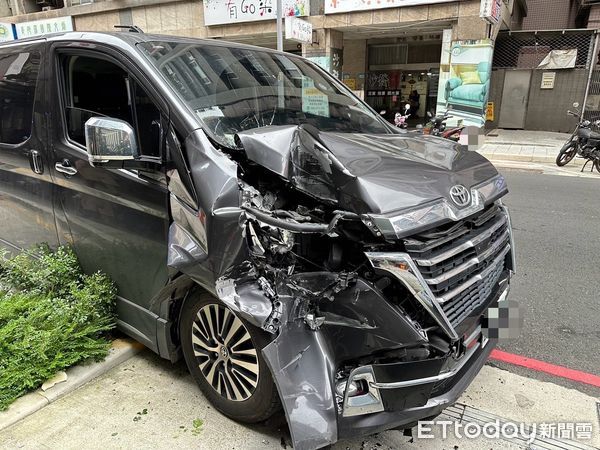 ▲▼施女開車返家途中身體不適，未注意車前狀況追撞路邊小貨車。（圖／記者陸運陞翻攝）