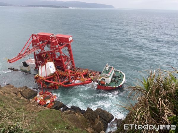 ▲▼鈺洲啟航輪擱淺野柳岸際。（圖／航港局提供）  