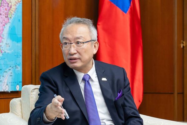 ▲▼外交部政務次長吳志中接受加拿大第一大報《環球郵報》（The Globe and Mail）專訪。（圖／外交部提供）