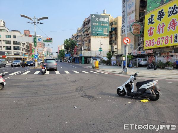 ▲黃姓男子開車撞彎時，接連造成2名騎士撞上受傷            。（圖／記者吳奕靖番攝）