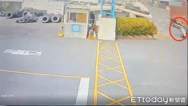 ▲小港發生死亡車禍！貨櫃車在轉彎時撞上機車             。（圖／記者吳奕靖翻攝）