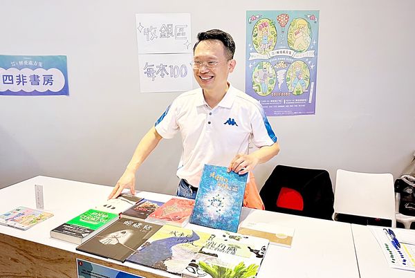 ▲桃園市副市長蘇俊賓今天出席八德區巧克力國舉辦的「書暢桃園-綠野書蹤之解憂處方籤」活動，展示各種主題書籍。（圖／市府新聞處提供）