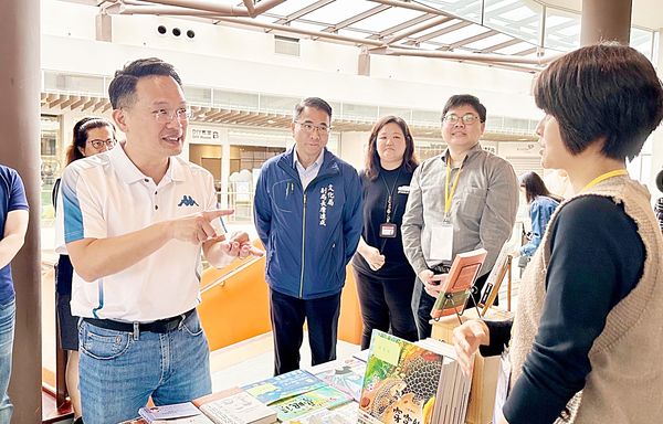 ▲桃園市副市長蘇俊賓今天出席八德區巧克力國舉辦的「書暢桃園-綠野書蹤之解憂處方籤」活動，對業者經營用心提出建議。（圖／市府新聞處提供）