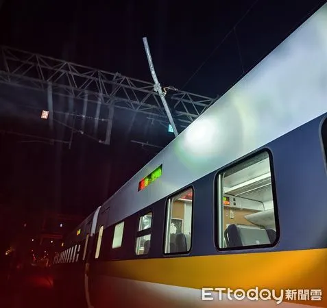 ▲▼台鐵256次太魯閣號列車行經漢本路段時，電車線掉落砸中列車，導致車窗玻璃破裂，列車緊急停駛。（圖／讀者提供）