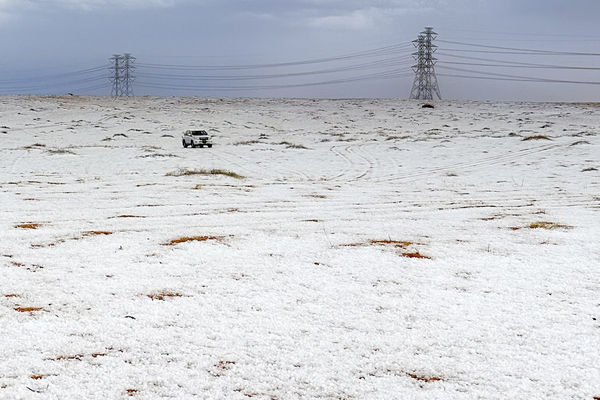 ▲▼沙烏地阿拉伯罕見降雪，北部塞卡凱（Al-Jawf）出現異常冰雹之後，原本一片荒蕪的沙漠，如今變成雪白大地。（圖／達志影像／美聯社）