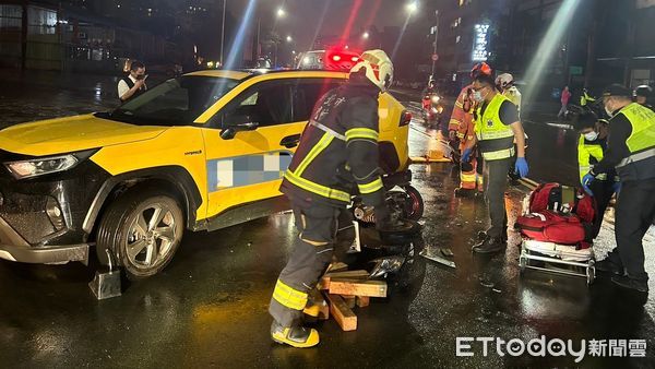 ▲▼汐止康寧街計程車迴轉，騎士撞上捲入車底重傷。（圖／記者黃彥傑翻攝）